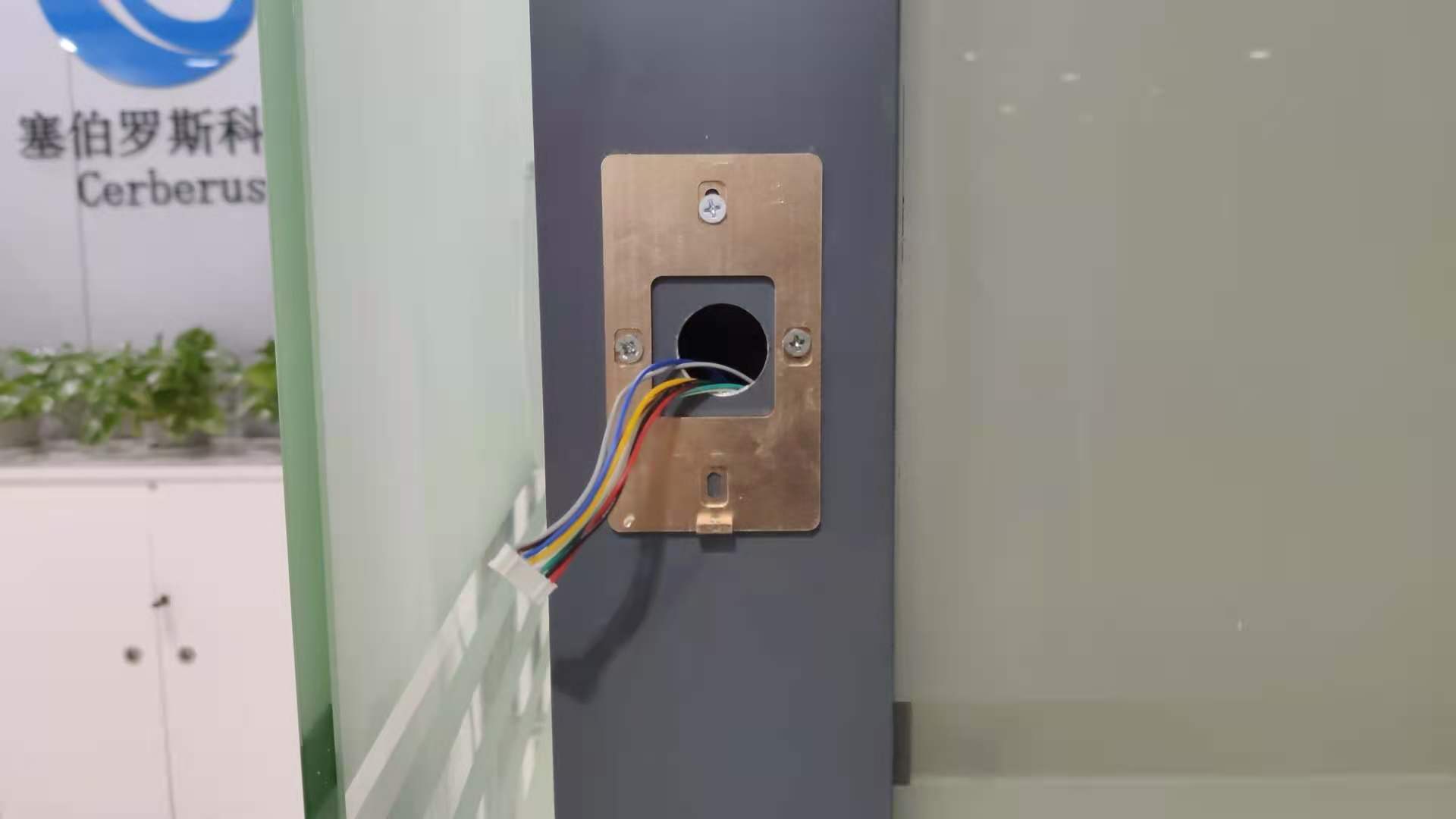 二維碼門禁設(shè)備背板安裝 二維碼門禁設(shè)備背板安裝